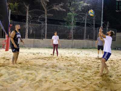 Ma non ci sono solo agonisti nel beach volley: in tanti lo praticano con il solo scopo di divertirsi e passare una bella serata in compagnia. Naturalmente in questo caso non ci sono regole: si gioca in squadre di quattro, cinque o sei, maschi e femmine insieme
